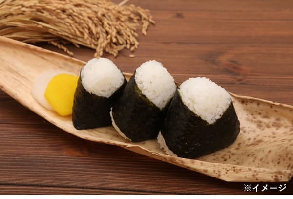 在东京历史悠久的古民家中的饭团制作体验