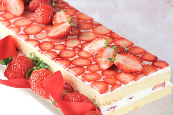 新鲜草莓和蓬松海绵蛋糕的草莓奶油蛋糕