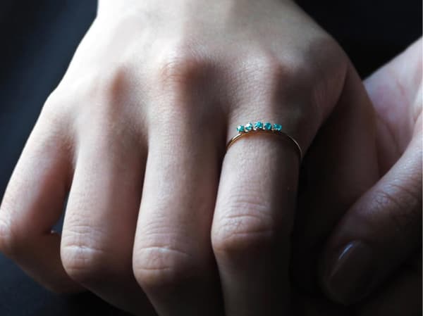 为指尖增添微妙的色彩