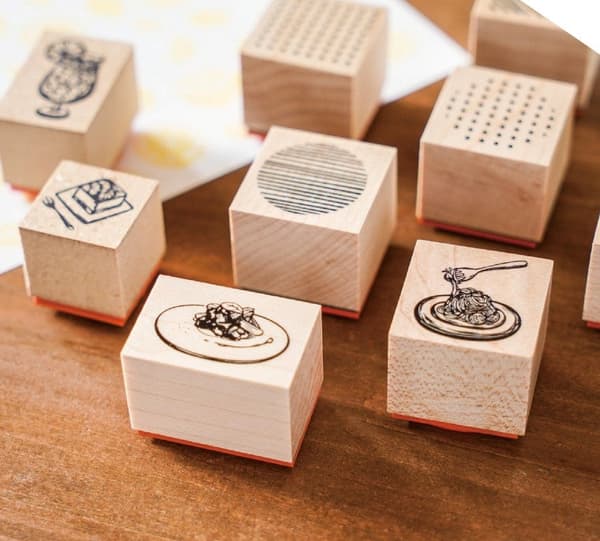 Stempel kayu dengan desain makanan dan pola