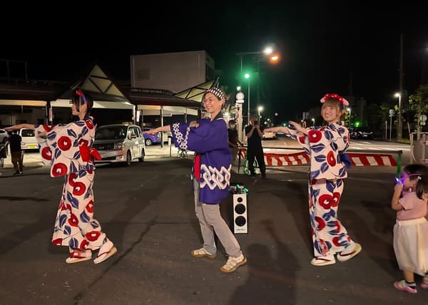 与当地居民一起跳舞