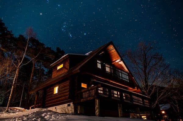 A log house at STAR COTTAGE ACHI under a starry sky
