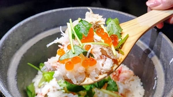 Semangkuk nasi dengan kaldu gurih dari kue dan telur salmon yang cerah (gambar hanya untuk ilustrasi)