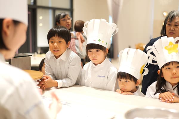 孩子們在活動中練習餐桌禮儀