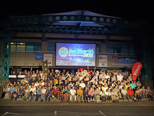 밤하늘을 배경으로 한 타이나이 별 축제의 코스플레이어들