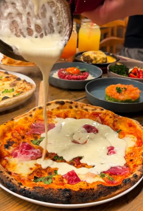 芝士倾倒在菜肴上