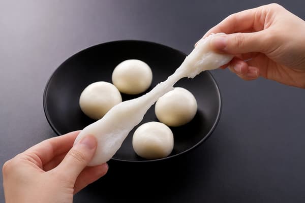 인상적인 탄력으로 늘어나면서도 깔끔하게 베어 물어지는 당고