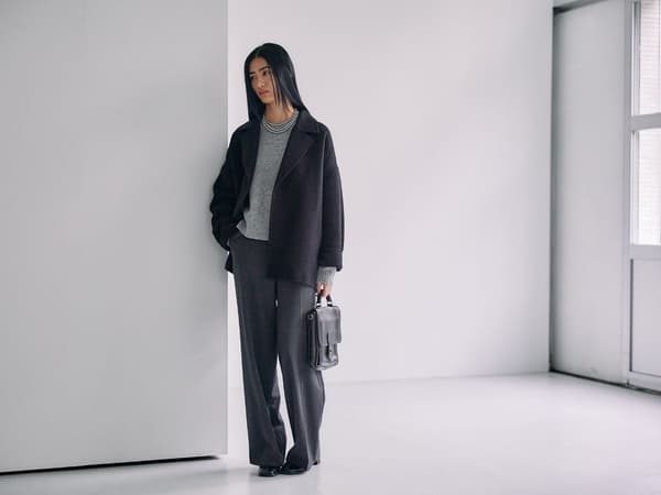 Gray one-tone style with a minimal middle coat