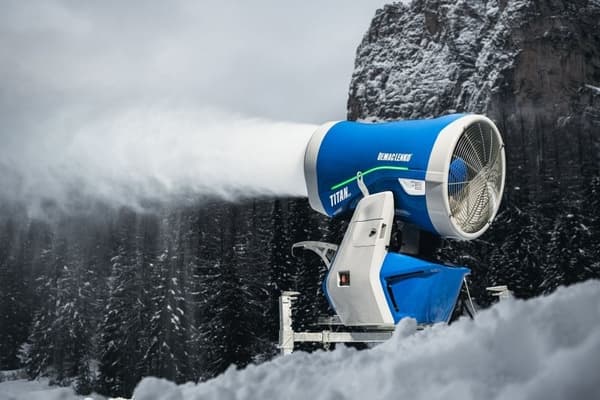 栂池高原滑雪場的造雪機