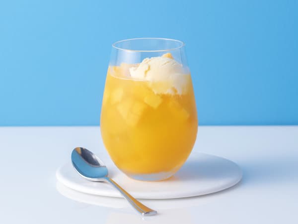 Mango-Packed Dessert Cocktail ¥880 / Japanese Malt Whisky SAKURA