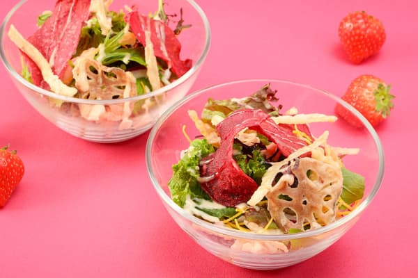 蒸鸡肉和根菜薯片沙拉