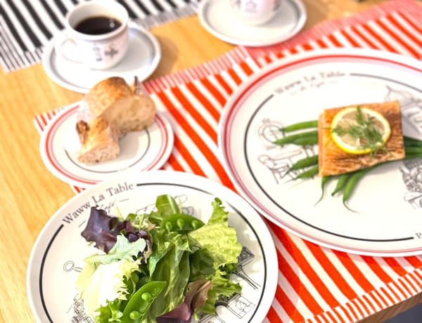 盘子 12cm 4,400日元 / 20cm 6,600日元 / 27cm 7,700日元 / 咖啡杯和碟子 6,600日元（含税）