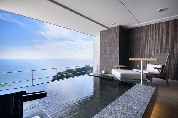 Source-fed hot spring bath in a guest room