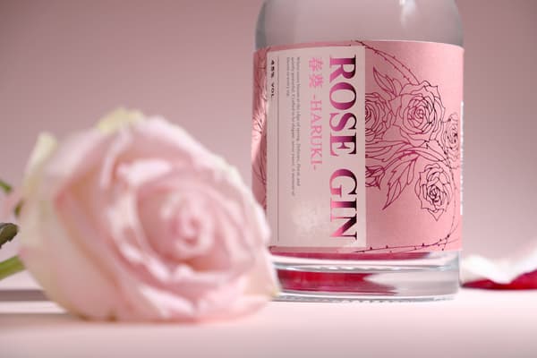 ROSE GIN HARUKI bottle and roses