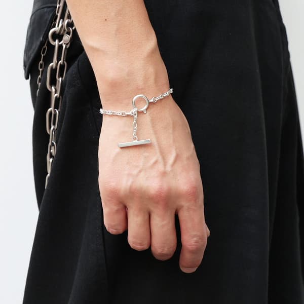 PULSERA HOLLOW MARINE CHAIN (FINA) puesta en una muñeca