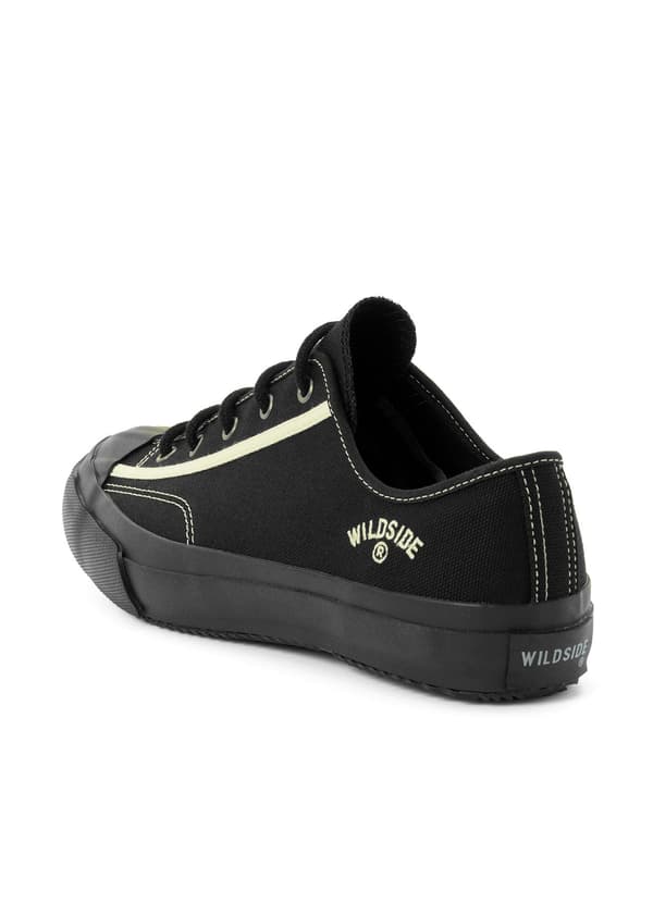 Vista trasera de tres cuartos de las zapatillas negras