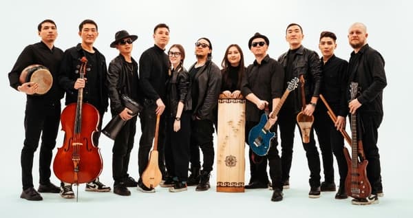 成员：（从左至右）Aydaraliev Akay（低音提琴/打击乐）、Kalendarov Kambar（队长、作曲家、键盘）、Khan Evgeny（鼓）、Sherickuul Sherkul（库姆斯琴、丘尔、乔波-丘尔、口弦琴）、Streltsova Ksenia（主唱）、Nurgaziev Daniyal（主唱）、Omolova Aysana（主唱、库姆斯琴）、Zhulaev Chingiz（吉他）、Ishenbek uulu Emirbek（库尔-克亚克、库姆斯琴、主唱、大提琴）、Sovett uulu Temirlan（丘尔、乔波-丘尔、苏布尔兹古、口弦琴）、Danilov Evgeny（贝斯）