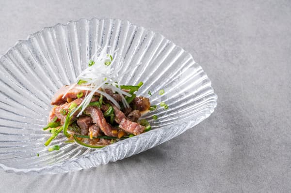 Tataki de ternera de los Alpes Shinshu sellado con ensalada de pimiento verde estilo chino