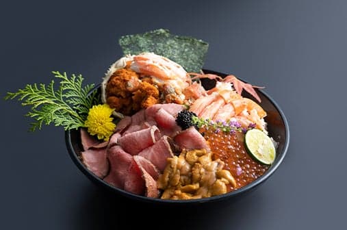 Bulu babi, kaviar, dan ikura (telur ikan salmon) digunakan dengan berlimpah, dan truffle diserut di atasnya sebagai penyelesaian.
