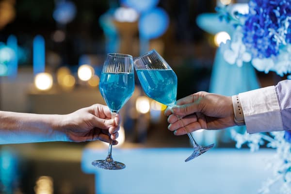 香桐起泡酒干杯图片