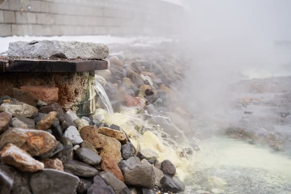 硫黄山から湧き出る源泉