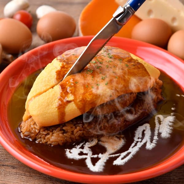 步骤1：将刀插入蓬松的蛋卷中