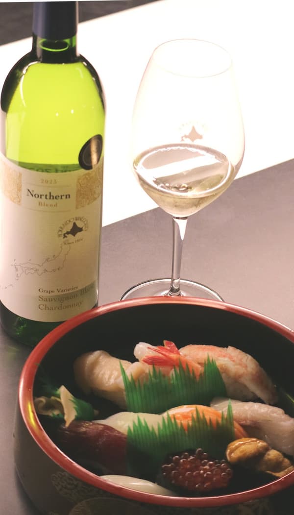 Nigiri sushi disajikan dalam wadah kayu