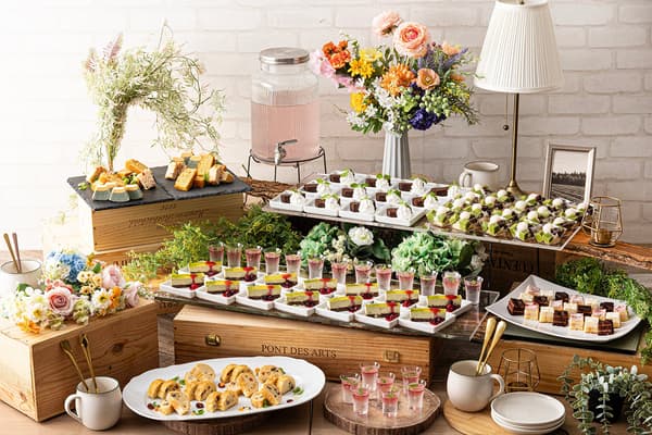 Flores vívidas realzan los postres tipo joya en este plan de postres