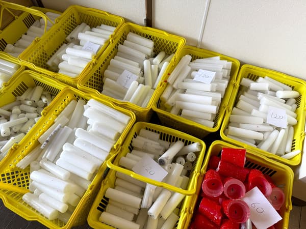 当地寺庙提供的废旧蜡烛