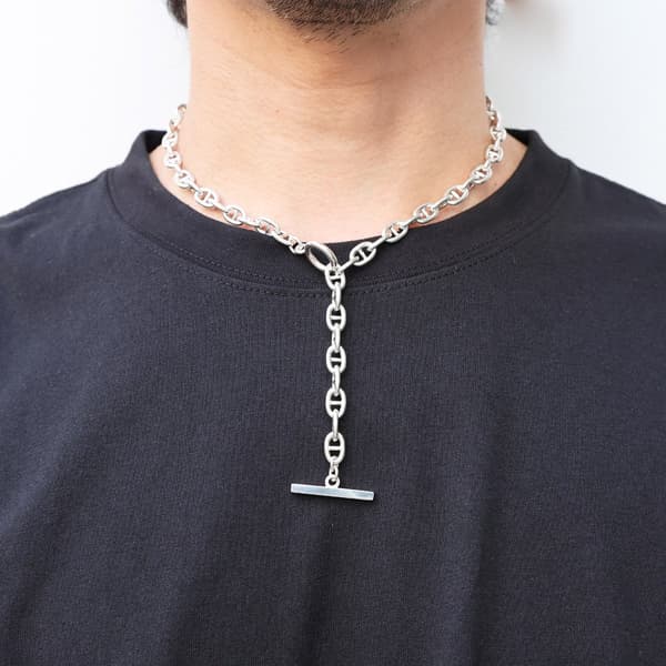 COLLAR HOLLOW MARINE CHAIN (GRUESO) puesto alrededor del cuello, vista alternativa