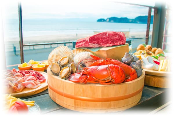 Makan di teras di Umizoi no Kicori Shokudo yang menghadap ke Pantai Zaimokuza