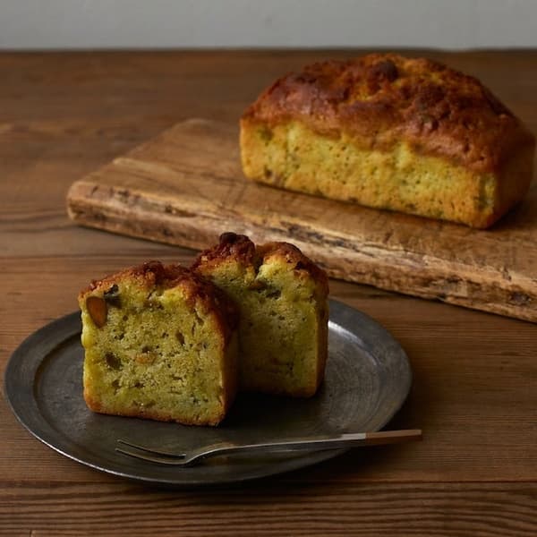 Bizcocho de mantequilla fermentada con pistacho