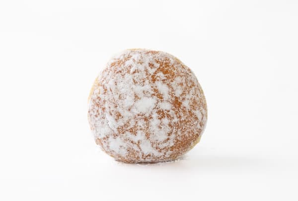 Nama Malasada - 264日元：简单的甜甜圈，以蓬松、入口即化的nama malasada面团为特色，由南瓜和红薯制成，撒上醇厚的甜粉糖。享受面团的天然美味、天然甜味和光滑的轻盈质地。