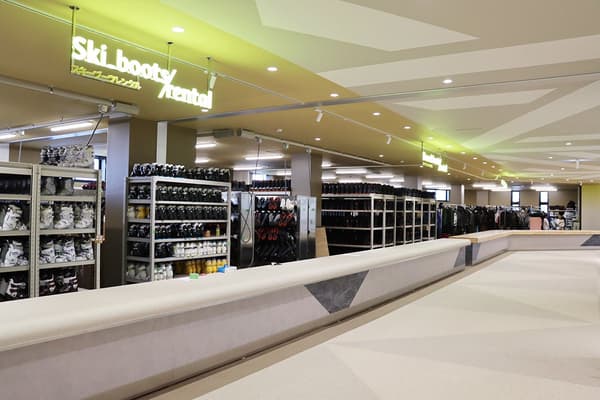 租赁中心的设施面积扩大了2.5倍，拥有明亮宽敞的空间，配备日本最大的5000套滑雪板、滑雪板、靴子和品牌服装