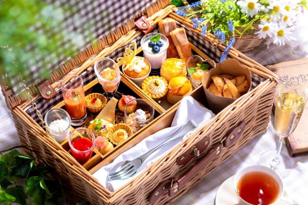 以野餐篮盛放的下午茶套餐