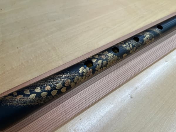 一支采用日本最高水平金属加工技术，饰有莳绘漆艺的金属尺八，这是一种日本传统乐器
