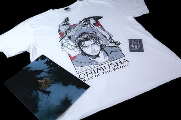 La camiseta, la carpeta de plástico y la pegatina metálica de la colección