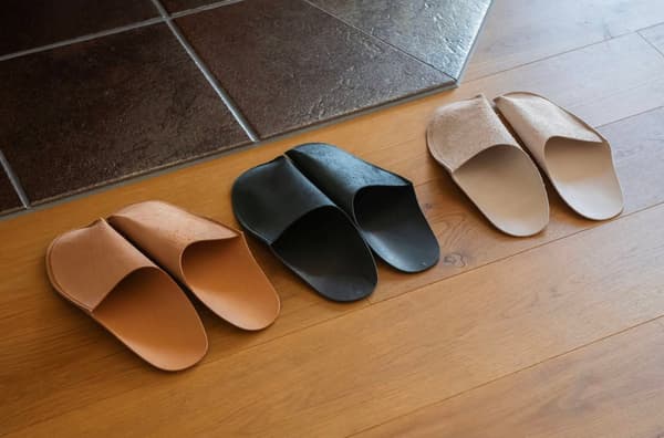 Totonii 皮革拖鞋（M）5,390日元，（L）6,270日元