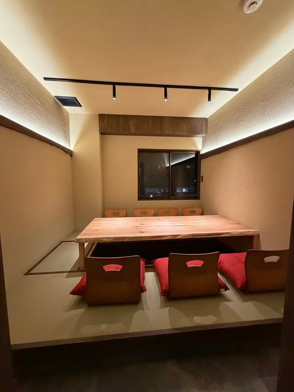 一个可以欣赏樱花景色的下沉式被炉包间