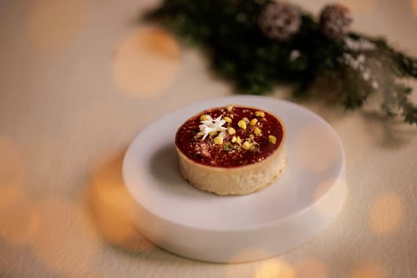 Foie gras and pain d'épices honey cream tartlet