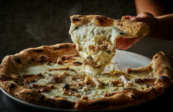 Pizza kenyal yang dipanggang dalam oven kayu yang diimpor langsung dari Italia