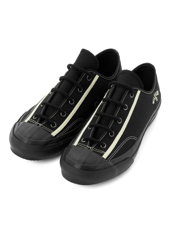 Zapatillas negras con cordones negros, vista frontal