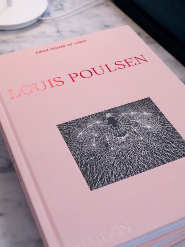 Buku merek Louis Poulsen