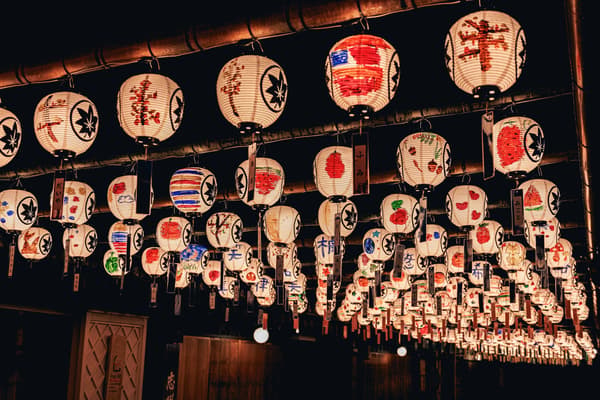 Lanterns decorating Okage Yokocho