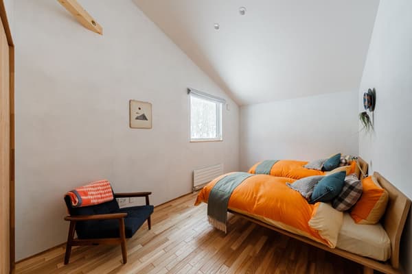 A second bedroom with colorful bedding and artwork