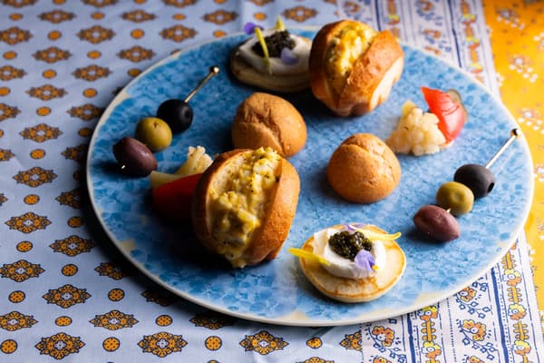 Crudo Appetizer Tower ชั้นบน: ของว่างแบบพอดีคำ