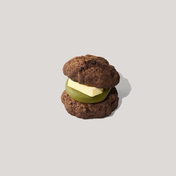 Sándwich de scone de chocolate con matcha y anko
