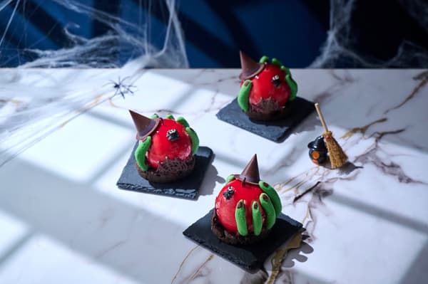 Pastel de mousse Witch's Apple en el Toastina del Sheraton Grande Tokyo Bay Hotel