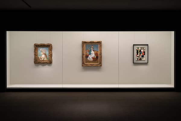 “日常优雅：西洋近代化妆品套装展”展览现场 摄影：加藤健 左：皮埃尔·奥古斯特·雷诺阿，《戴蕾丝帽的女孩》，1891年 中：皮埃尔·奥古斯特·雷诺阿，《发饰》，1888年 右：费尔南·莱热，《持镜子的女人》，1920年