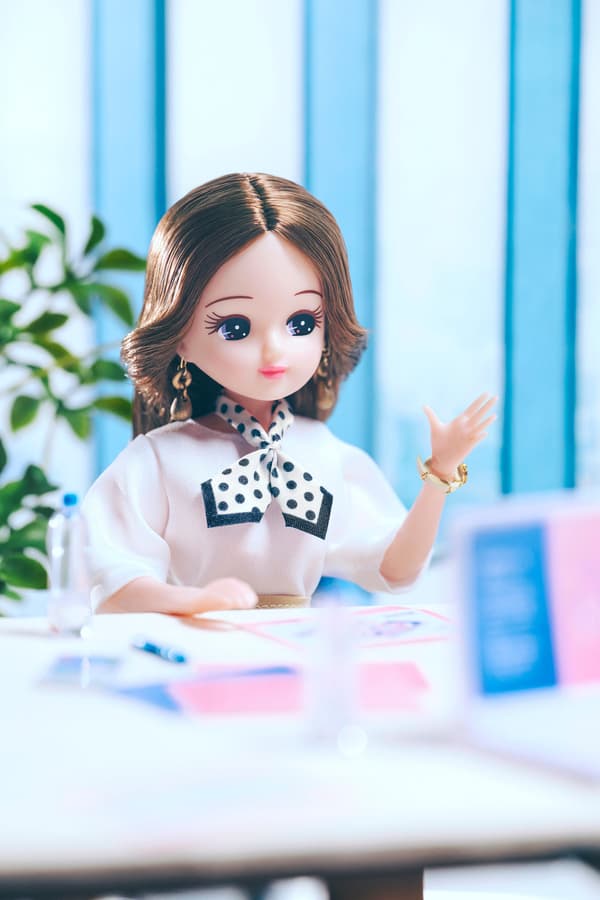 Licca-chan dalam mode ON, berpakaian untuk bekerja di kantor